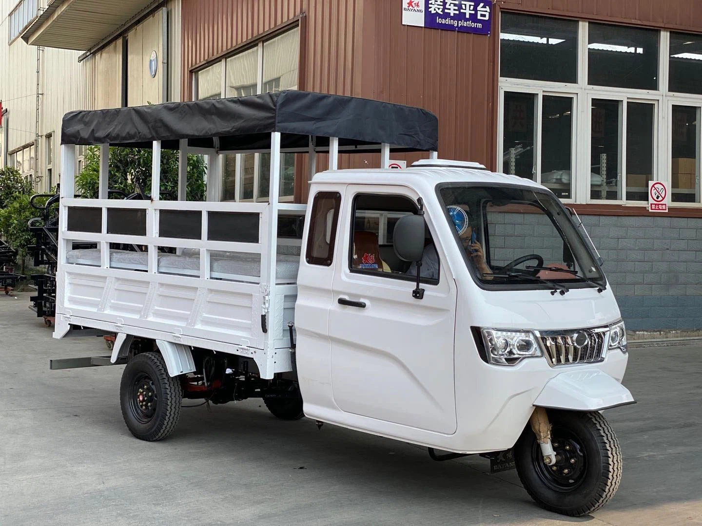 enclosed 3 wheel cargo motorcycle